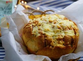 如图就是烤好的沙拉面包，味儿真的是好香呢，朋友们喜欢可以试一下，聚餐或是外出游玩，这样子带上一个吃着又香口感很是丰富哦。