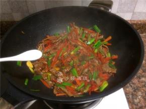 放入适量盐翻炒10秒即可出锅。