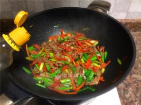 倒入适量生抽翻炒10秒。