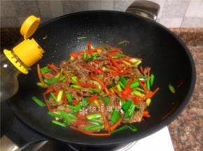 倒入适量生抽翻炒10秒。