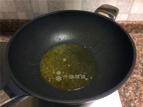 将断生的牛肉捞出，锅里的油继续烧热。