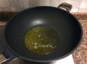 将断生的牛肉捞出，锅里的油继续烧热。