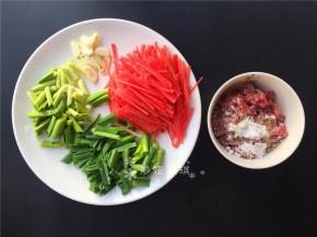 将各种配料切成如图所示，牛肉加入适量淀粉和香油拌匀。