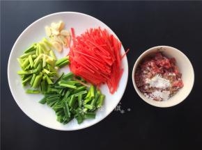 将各种配料切成如图所示，牛肉加入适量淀粉和香油拌匀。