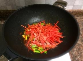 放入胡萝卜丝翻炒20秒。