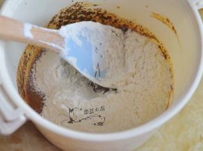 筛入金龙鱼糕点用小麦粉搅匀。
