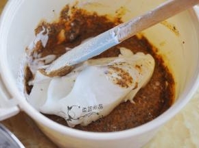 蛋白里分两次加入45克糖，打至硬性发泡，与面糊混合均匀。