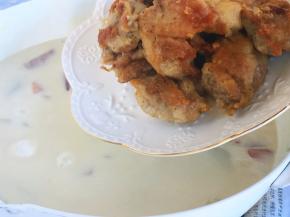 加入鸡肉块，使肉块裹匀酱汁