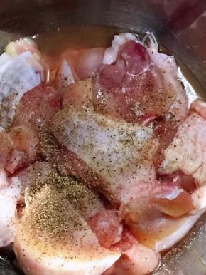鸡腿肉切大块，加入腌料抓匀，静置三十分钟