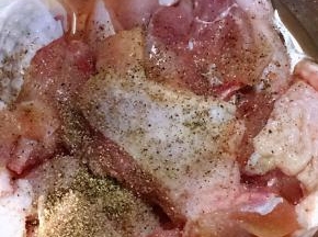 鸡腿肉切大块，加入腌料抓匀，静置三十分钟