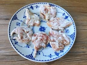 腌制好的鸡肉块，用厨房纸蘸取多余汁水，裹一层薄薄的面粉