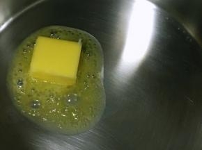 另起一锅，小火加热黄油，倒入奶、粉浆