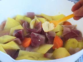 鸡精，翻拌均匀，继续加盖焖煮至蔬菜成熟