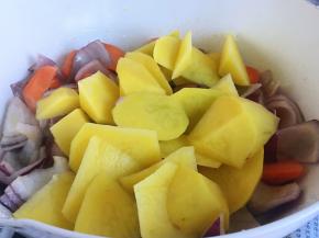 锅中加适量油，蔬菜翻炒片刻