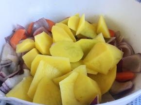 锅中加适量油，蔬菜翻炒片刻