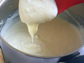 小火加热，不停的搅拌，以免糊底，直至冒小泡，关火，继续搅拌片刻，加盖备用