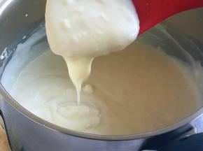 小火加热，不停的搅拌，以免糊底，直至冒小泡，关火，继续搅拌片刻，加盖备用