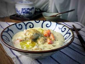 一道热乎乎，奶香浓郁，吃一口裹满浓浓酱汁外皮酥脆，内里劲道的鸡肉，食欲大开。土豆及胡萝卜也被厚厚的奶油酱汁包裹着，让平时不喜欢胡萝卜味道的孩子也会吃的精光。