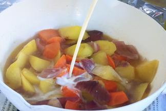 土豆用筷子很容易就可以插透，加入剩余的二百克牛奶