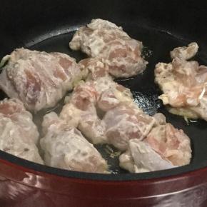 小火煎制两面金黄，外皮脆脆的至成熟