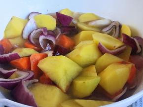 加水，加盖焖煮至滚沸