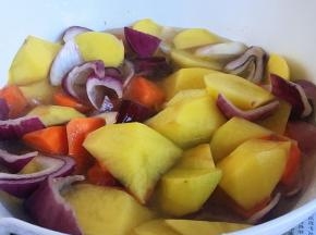 加水，加盖焖煮至滚沸