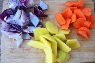 土豆、胡萝卜切成滚刀块，洋葱切大块