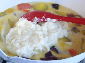 加入奶糊，奶糊很容易结团，要充分搅拌至完全融合