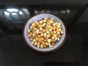 先把玉米粒用清水冲洗干净，沥干水份，控干备用。