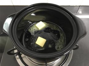 砂锅中放入黄油，小火加热，把黄油融化。