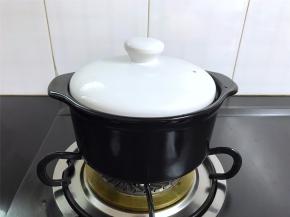 砂锅盖上盖子，中火加热，让玉米粒爆开，中间把锅摇一下，以免玉米粒粘锅糊底。