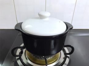 砂锅盖上盖子，中火加热，让玉米粒爆开，中间把锅摇一下，以免玉米粒粘锅糊底。