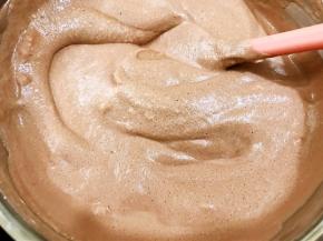 混合好的蛋糕糊细腻有光泽