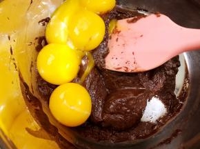 鸡蛋分离，蛋黄放在可可面糊里翻拌均匀
蛋清放在无油无水无蛋黄的盆里备用