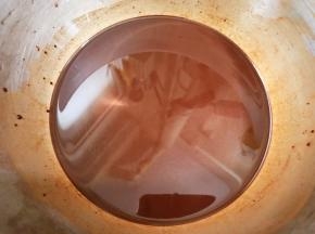 盆里加入可可粉和20克白糖，加入热水75克搅拌均匀