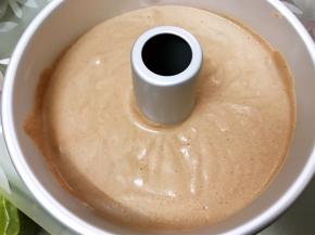 倒入八寸模具里，左右倾斜一下铺平面糊