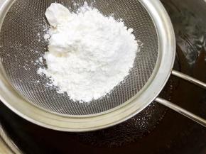 筛入低粉翻拌均匀