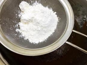 筛入低粉翻拌均匀
