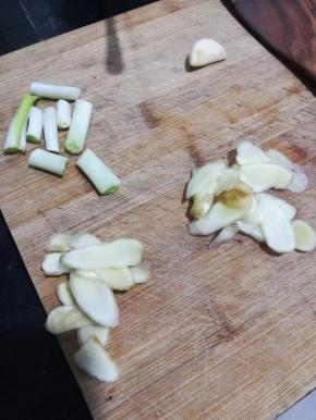 准备一些葱段，姜片，蒜片