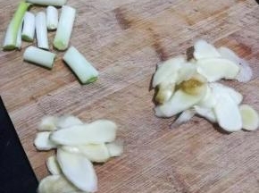 准备一些葱段，姜片，蒜片