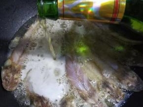 倒入1瓶啤酒