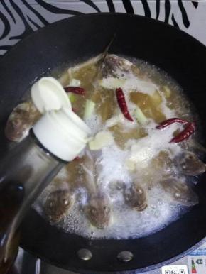 倒入适量的料酒，醋，盐