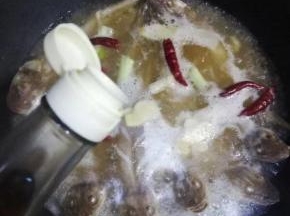 倒入适量的料酒，醋，盐