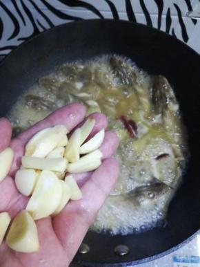 最后放入蒜片