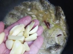 最后放入蒜片