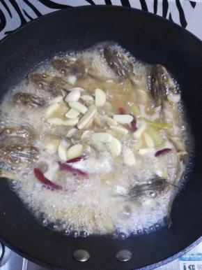 盖上盖子继续中小火焖煮一会