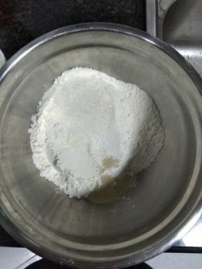 除了红枣和芝麻，其他的材料全部的放入盆子