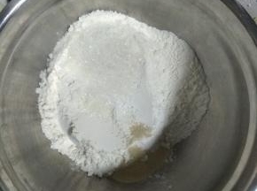 除了红枣和芝麻，其他的材料全部的放入盆子