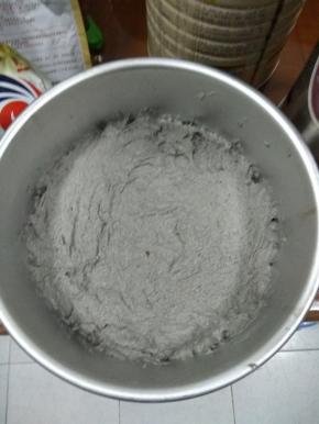 倒入模具中，我用的是8寸的蛋糕模