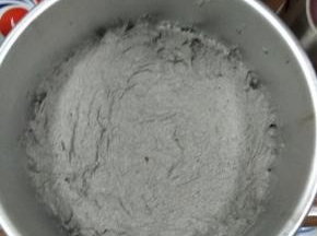 倒入模具中，我用的是8寸的蛋糕模